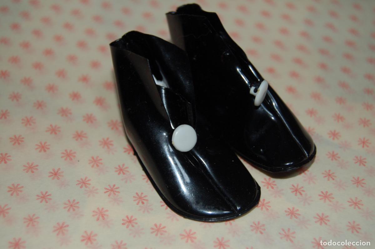 Mu&ntilde;ecas Nancy y Lucas: dif&iacute;ciles botines de charol con bot&oacute;n de nancy - Foto 2