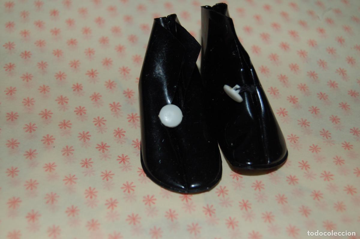 Mu&ntilde;ecas Nancy y Lucas: dif&iacute;ciles botines de charol con bot&oacute;n de nancy - Foto 3