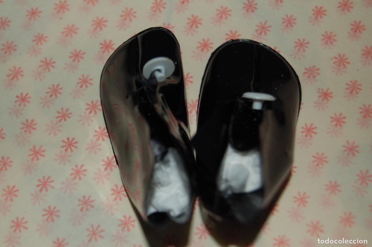Mu&ntilde;ecas Nancy y Lucas: dif&iacute;ciles botines de charol con bot&oacute;n de nancy - Foto 5