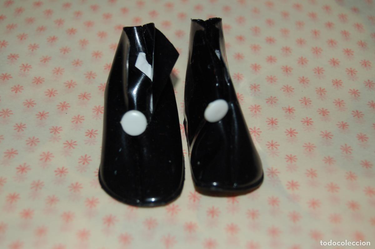 Mu&ntilde;ecas Nancy y Lucas: dif&iacute;ciles botines de charol con bot&oacute;n de nancy - Foto 1