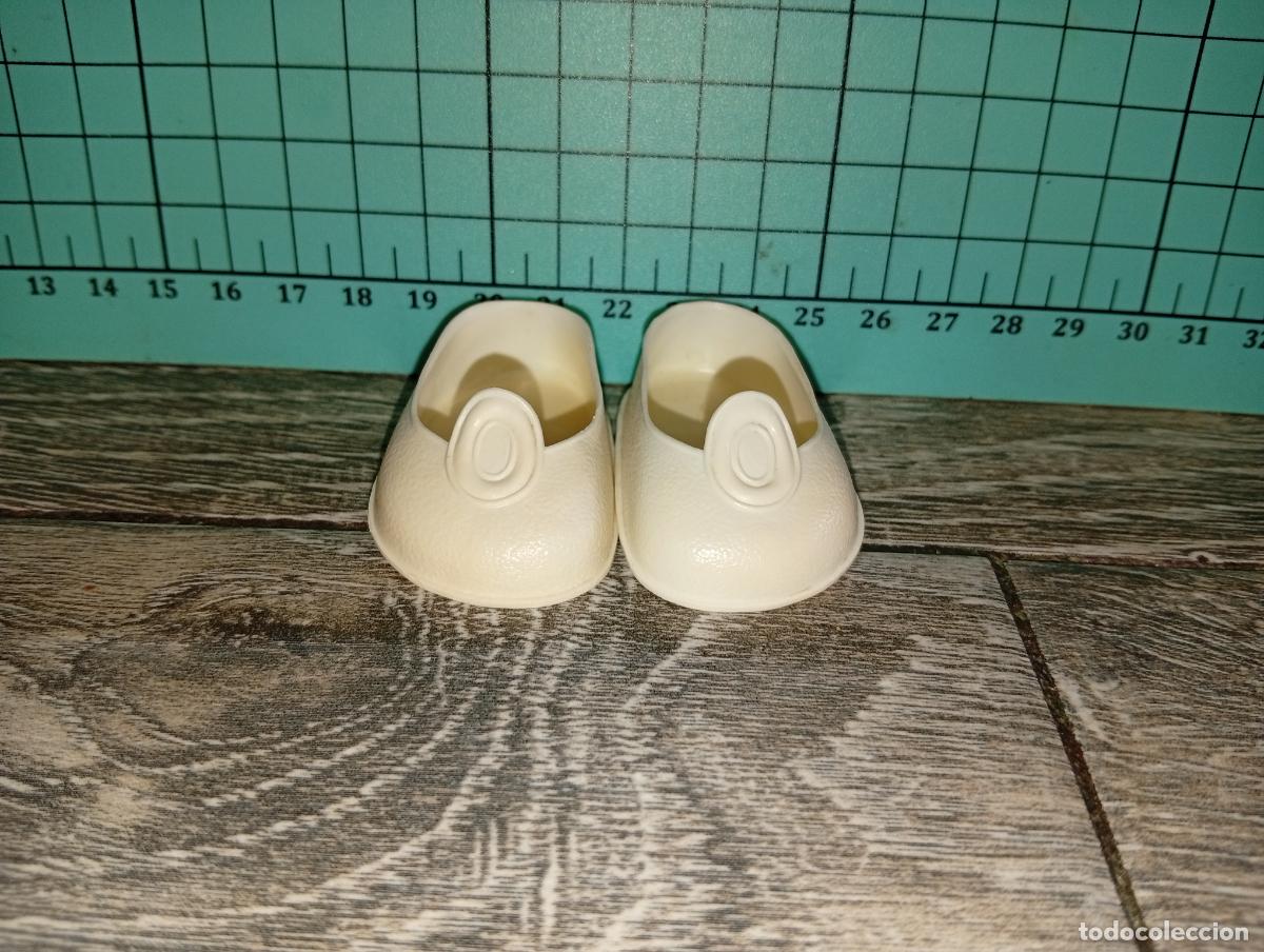 Mu&ntilde;ecas Nancy y Lucas: Zapatos blancos de bot&oacute;n de mu&ntilde;eca Nancy - Foto 1