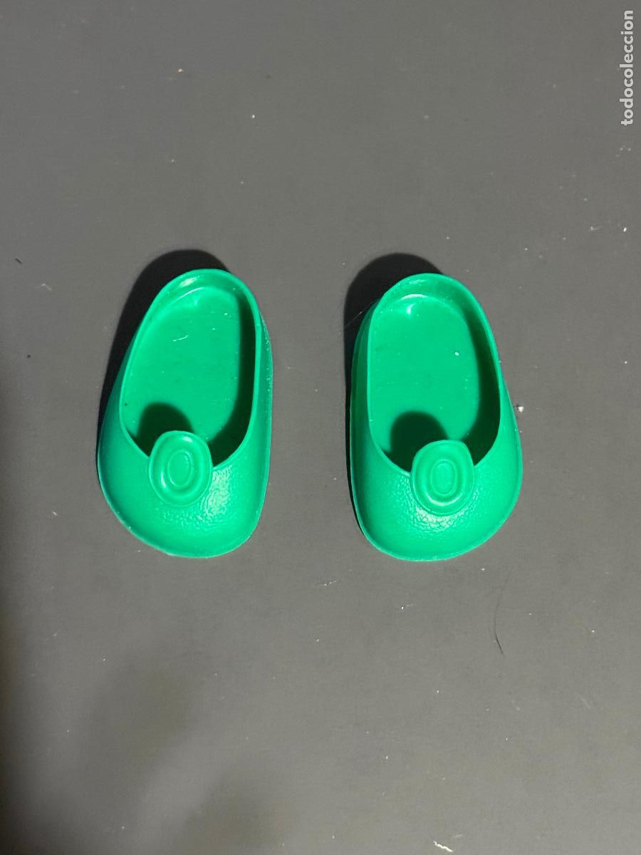 Mu&ntilde;ecas Nancy y Lucas: ZAPATOS VERDES DE BOTON DE NANCY DE FAMOSA NUEVOS