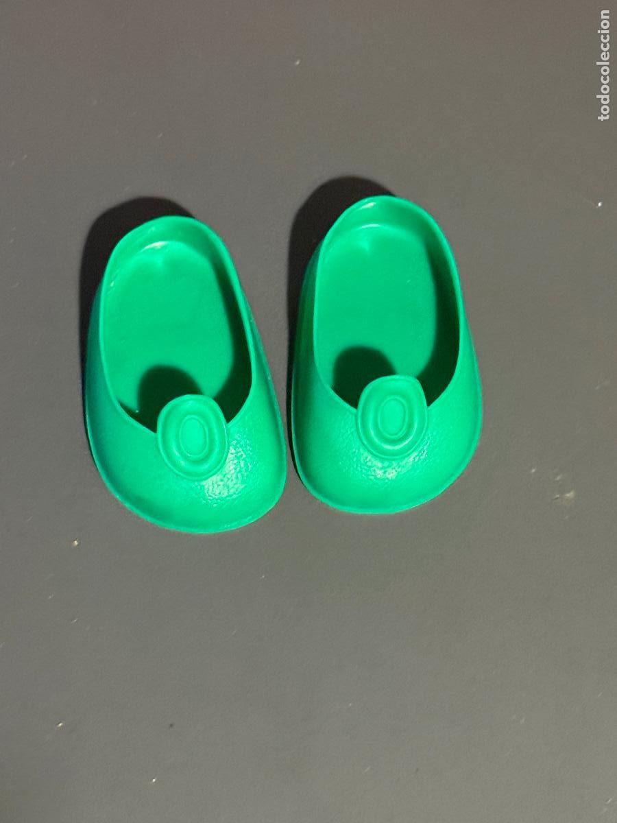Mu&ntilde;ecas Nancy y Lucas: ZAPATOS VERDES DE BOTON DE NANCY DE FAMOSA NUEVOS