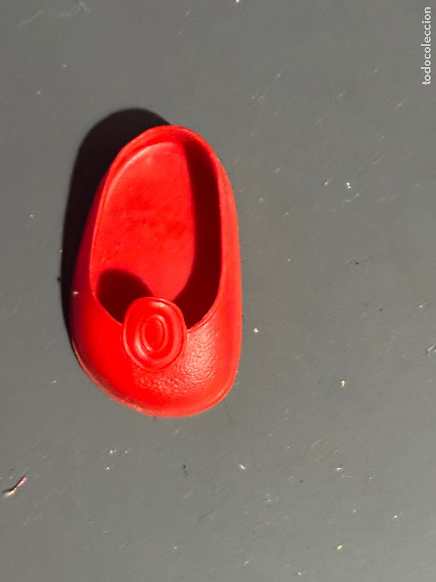 Mu&ntilde;ecas Nancy y Lucas: ZAPATO DE BOTON ROJO DE FAMOSA NUEVO