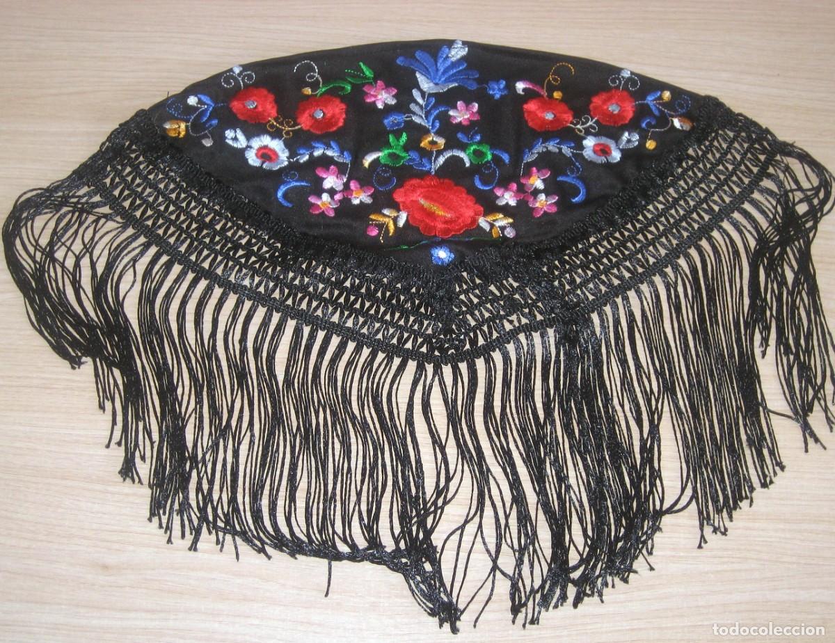 Mu&ntilde;ecas Nancy y Lucas: NANCY o SIMILAR MANT&Oacute;N MANILA NEGRO CON BORDADO - 2 COMPLETAMENTE NUEVO