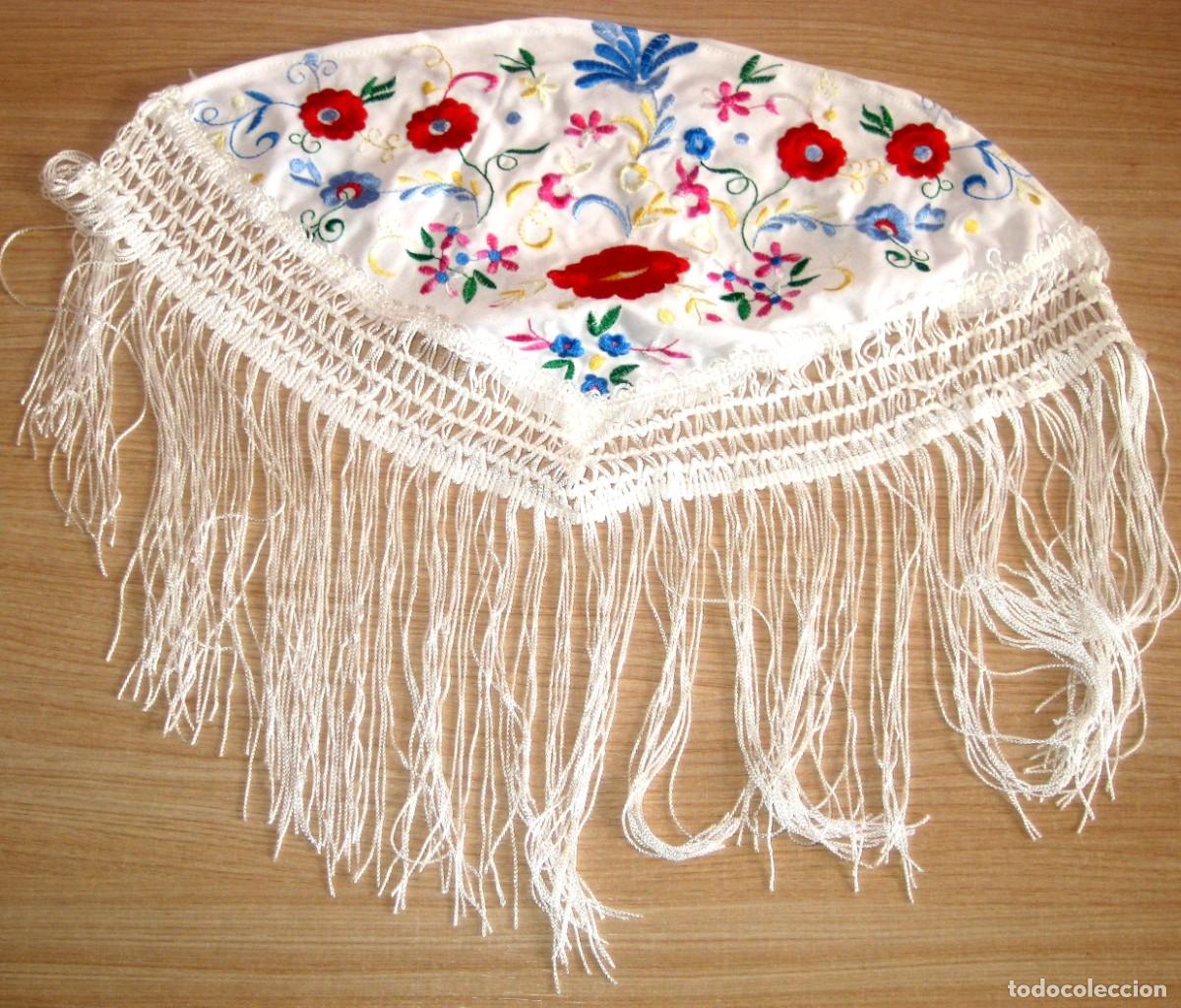 Mu&ntilde;ecas Nancy y Lucas: NANCY o SIMILAR MANT&Oacute;N MANILA BLANCO CON BORDADO - 1 COMPLETAMENTE NUEVO