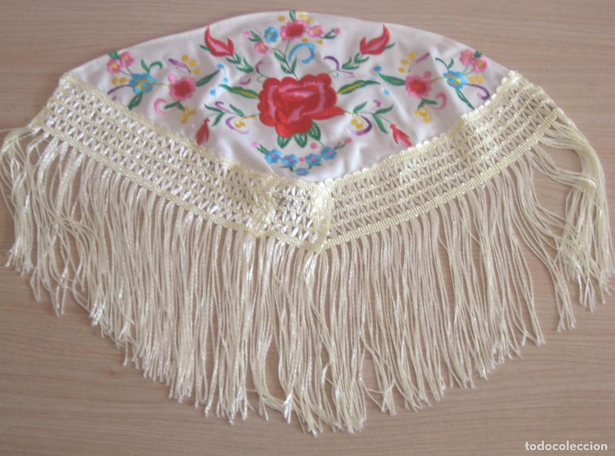 Mu&ntilde;ecas Nancy y Lucas: NANCY o SIMILAR MANT&Oacute;N MANILA BLANCO CON FLECOS COLOR CREMA Y BORDADO -1 COMPLETAMENTE NUEVO