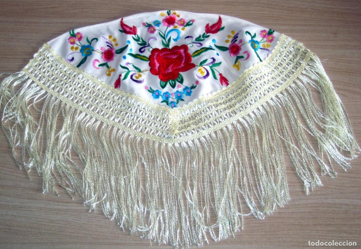 Mu&ntilde;ecas Nancy y Lucas: NANCY o SIMILAR MANT&Oacute;N MANILA BLANCO CON FLECOS COLOR CREMA Y BORDADO -2 COMPLETAMENTE NUEVO