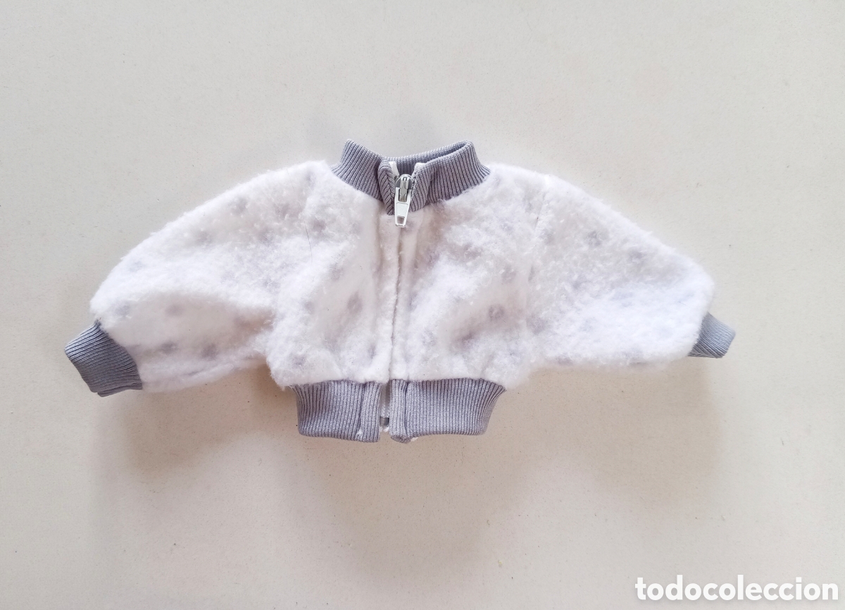 Mu&ntilde;ecas Nancy y Lucas: Nancy conjunto Boutique 80046 chaqueta sudadera con cremallera blanca y gris a&ntilde;os 90 Famosa