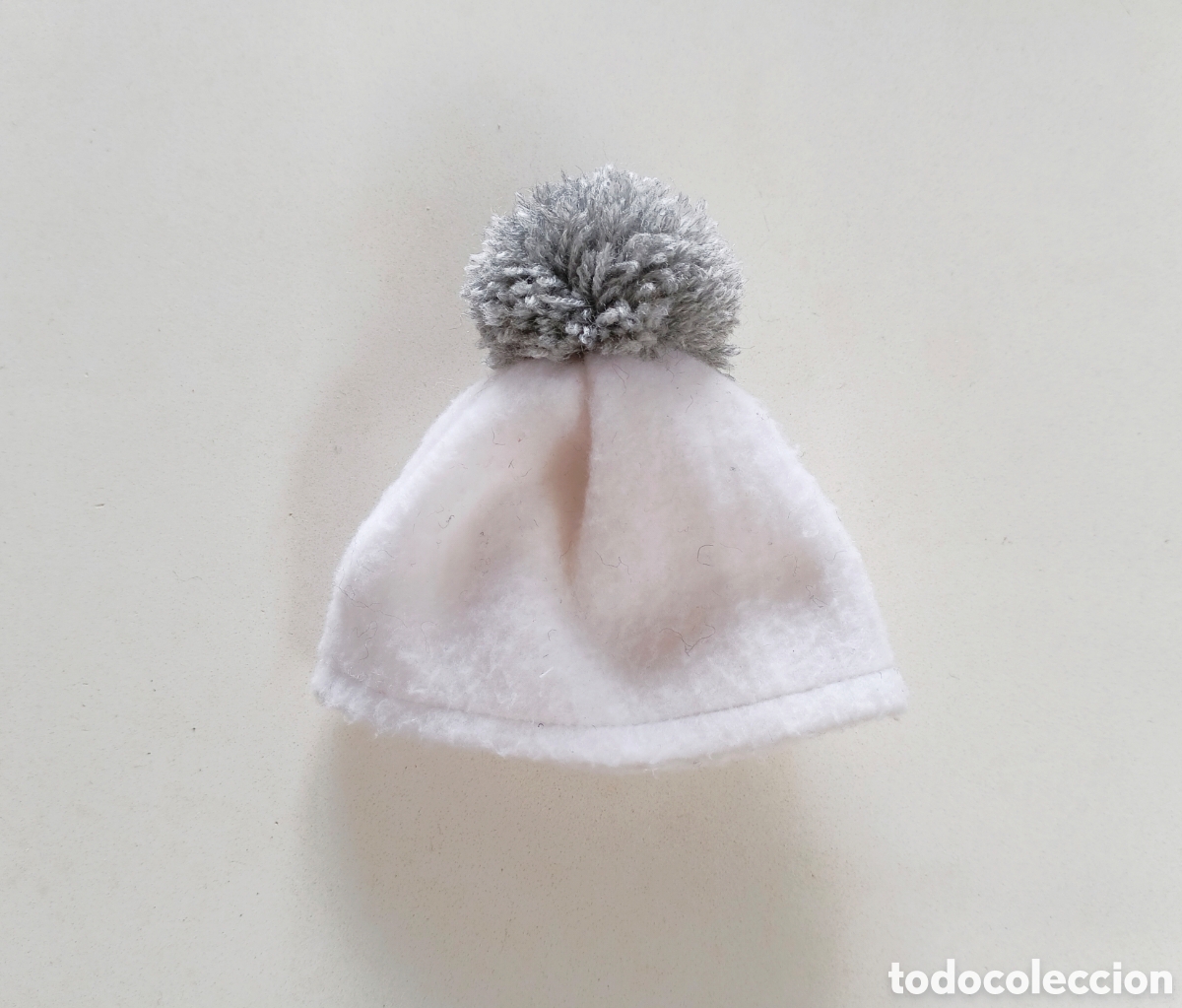 Mu&ntilde;ecas Nancy y Lucas: Nancy conjunto Boutique 80046 gorro blanco con pompom gris a&ntilde;os 90 Famosa