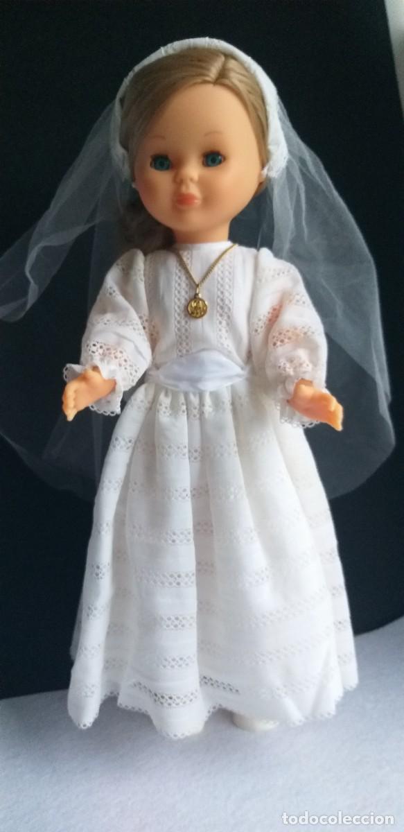 Mu&ntilde;ecas Nancy y Lucas: ANTIGUO VESTIDO COMUNI&Oacute;N VARIANTE TELA MUY POCO VISTO, CON VELO Y MEDALLA PARA NANCY