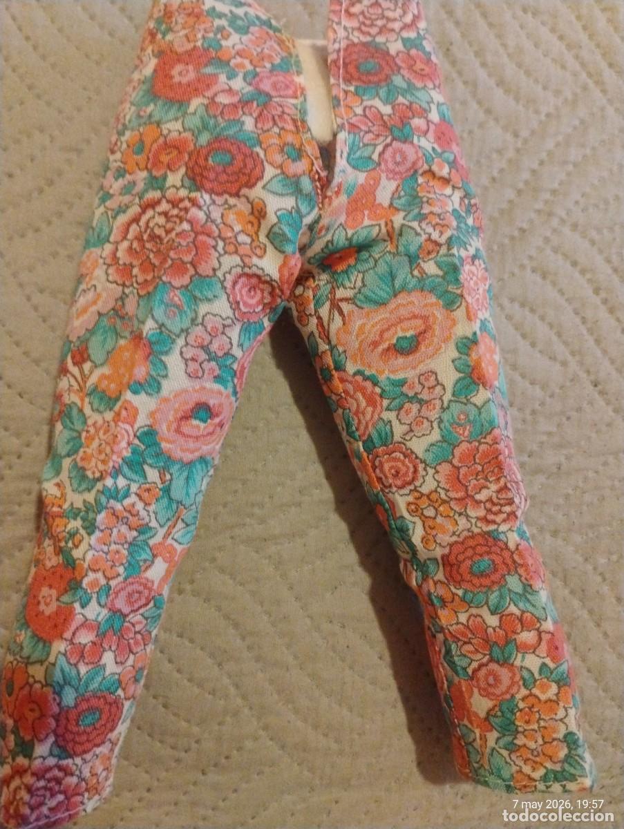 Mu&ntilde;ecas Nancy y Lucas: Nancy, pantal&oacute;n estampado floral. - Foto 2