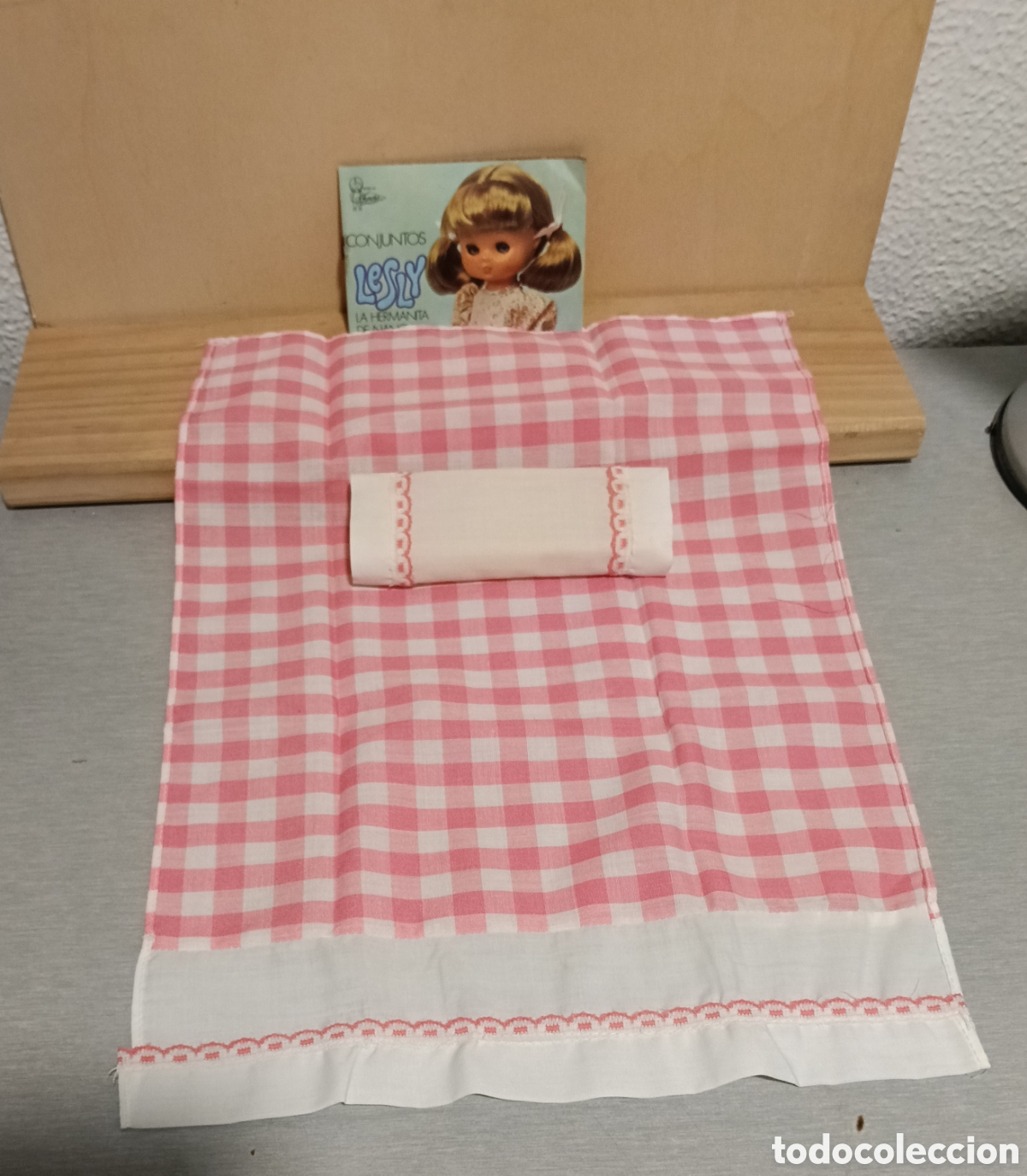 Mu&ntilde;ecas Nancy y Lucas: s&aacute;bana y almohada a juego que ven&iacute;an originalmente con el modelo de la Cama de Lesly