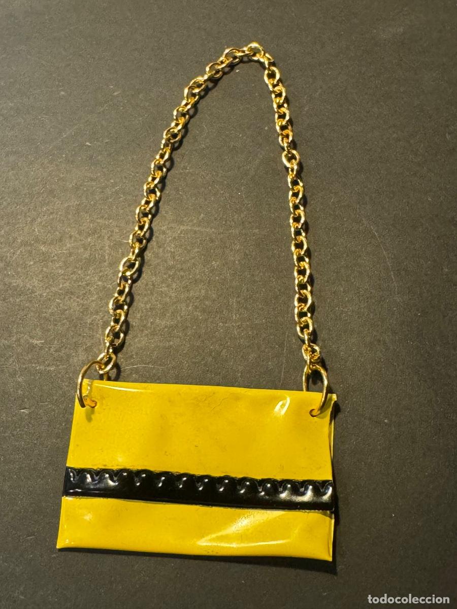 Mu&ntilde;ecas Nancy y Lucas: NANCY BOLSO CHAROL AMARILLO CONJUNTO EN LAS CARRERAS -ORIGINAL FAMOSA (G)
