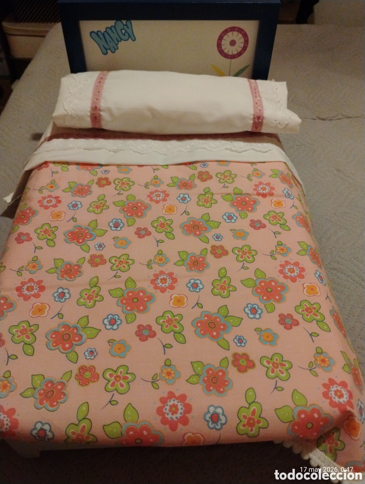 Mu&ntilde;ecas Nancy y Lucas: Cama de Madera Nancy Colecci&oacute;n Quir&oacute;n / Famosa - Con Ropa de Cama Original Flores