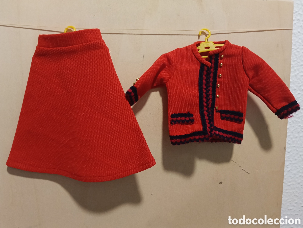 Mu&ntilde;ecas Nancy y Lucas: Conjunto Tipo Chanel Rojo Nancy de Famosa