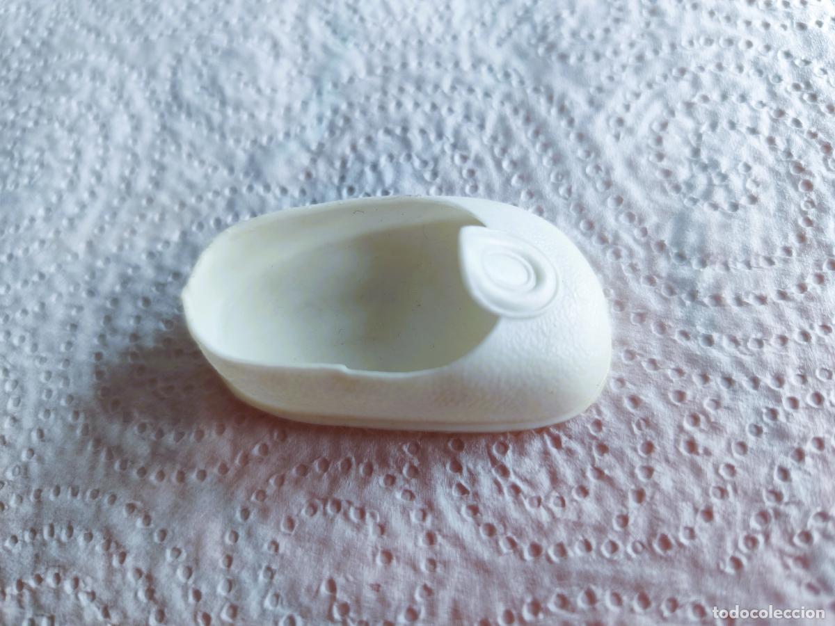 Mu&ntilde;ecas Nancy y Lucas: NANCY - Antiguo Zapato Blanco de Bot&oacute;n - Foto 1