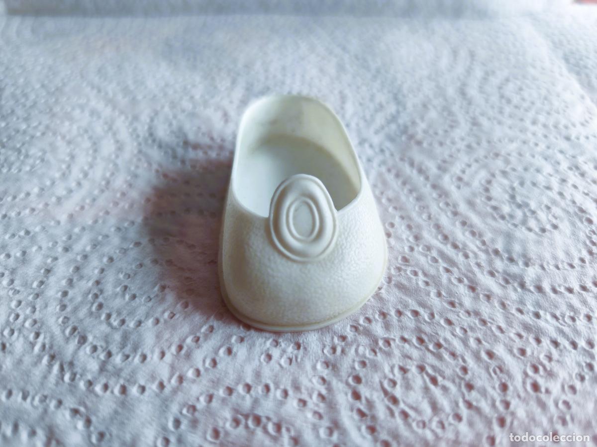 Mu&ntilde;ecas Nancy y Lucas: NANCY - Antiguo Zapato Blanco de Bot&oacute;n