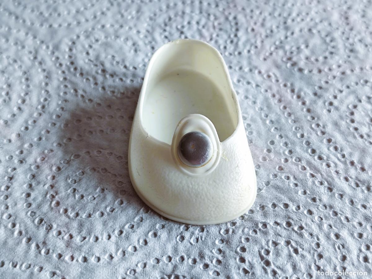 Mu&ntilde;ecas Nancy y Lucas: NANCY - Antiguo Zapato Blanco de Bot&oacute;n con Remache de Metal (MUY RARO)