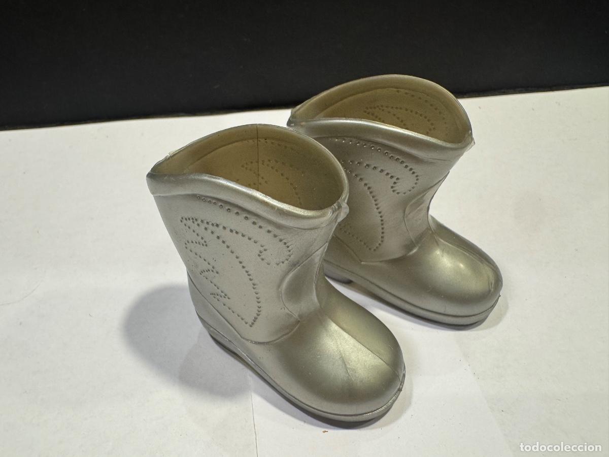 Mu&ntilde;ecas Nancy y Lucas: NANCY BOTAS PLATEADAS SELENE-ORIGINAL DE FAMOSA (G)