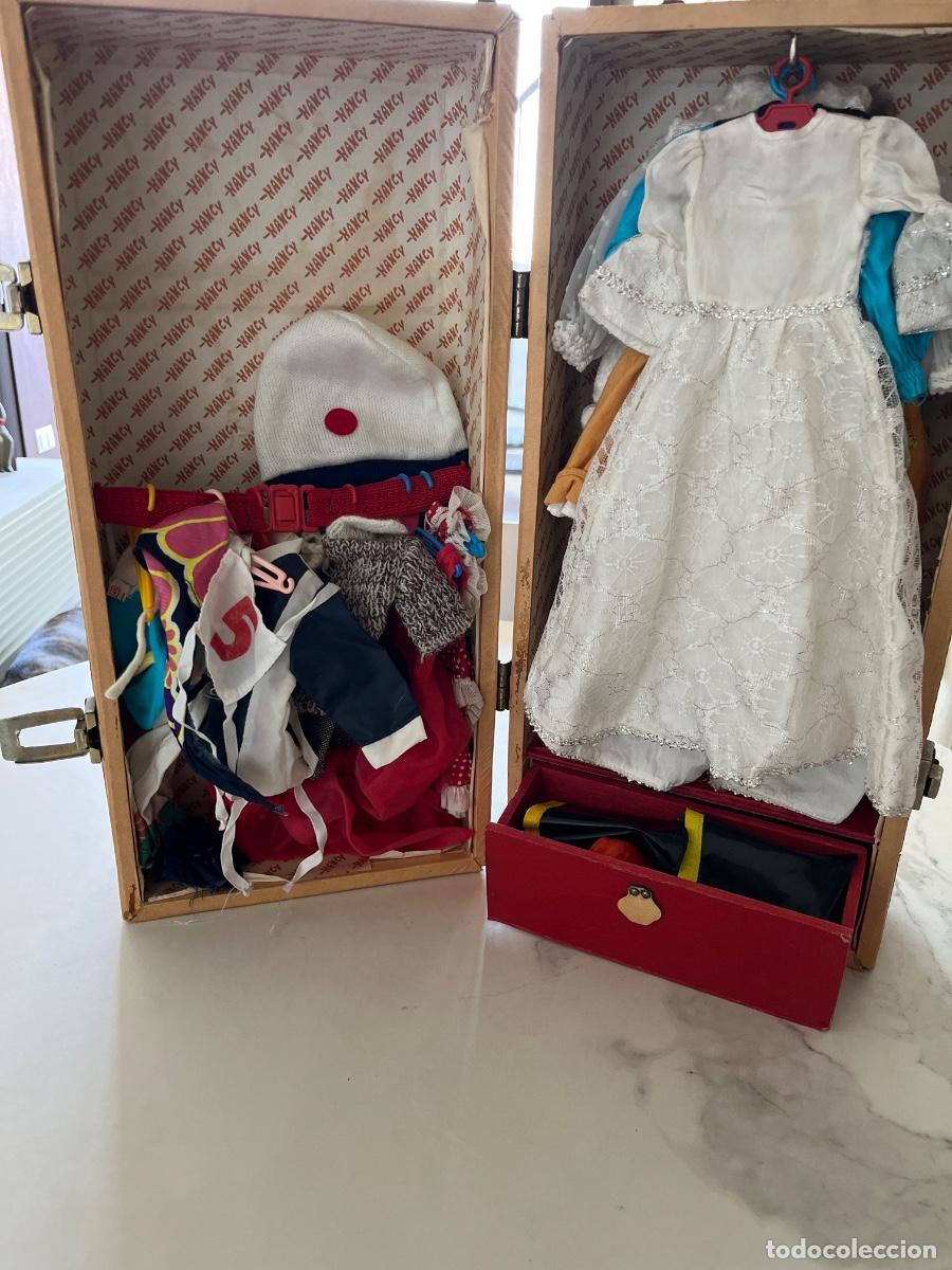 Mu&ntilde;ecas Nancy y Lucas: Antiguo ba&uacute;l de Nancy con vestidos y accesorios.