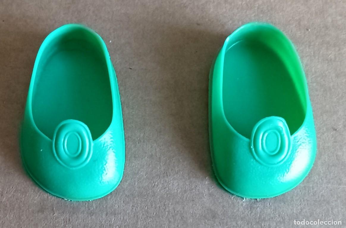 Mu&ntilde;ecas Nancy y Lucas: ZAPATOS VERDES DE BOTON DE NANCY DE FAMOSA
