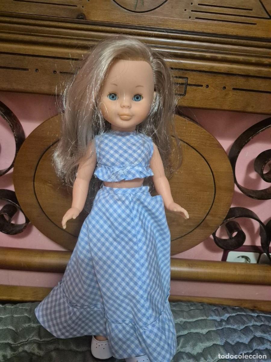 Mu&ntilde;ecas Nancy y Lucas: Mu&ntilde;eca Nancy de las d&eacute;cadas de los 70 u 80, con su vestido original de cuadros azules.