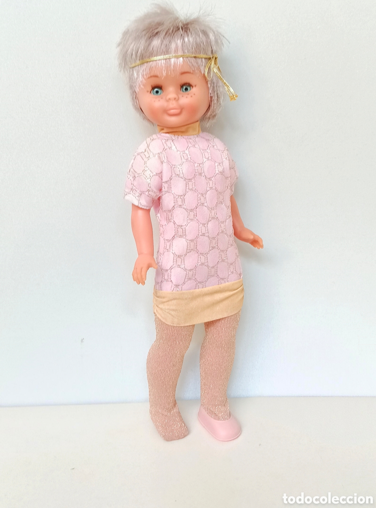 Mu&ntilde;ecas Nancy y Lucas: Nancy Fantasy 1988 pelo corto rosa lleva vestidos de encaje rosa, medias y un zapato a&ntilde;os 80 Famosa