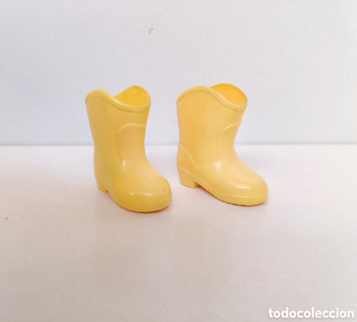 Mu&ntilde;ecas Nancy y Lucas: Nancy antiguas botas zapatos cowboy amarillo claro de goma Famosa Lucas lluvia agua