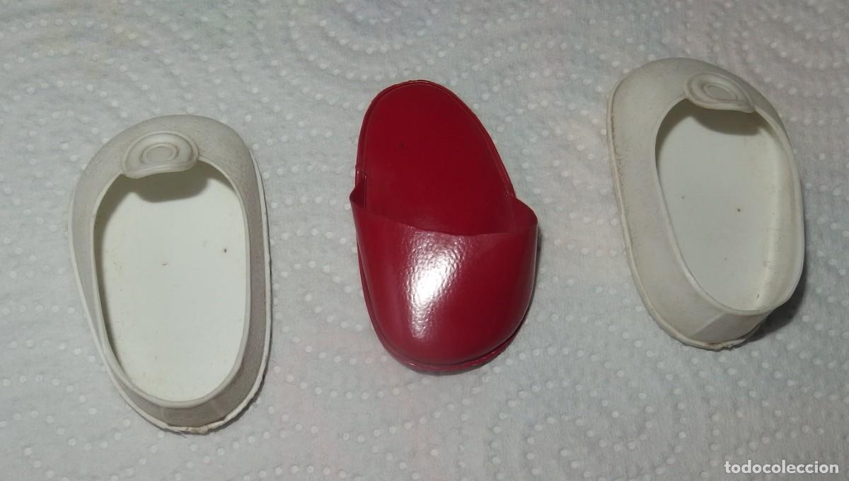 Mu&ntilde;ecas Nancy y Lucas: ZAPATOS DE BOTON BLANCO DE NANCY + PANTUFLA ROJA