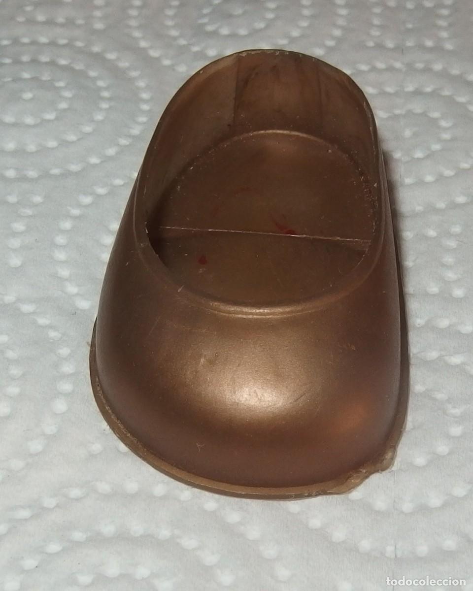 Mu&ntilde;ecas Nancy y Lucas: ZAPATO DORADO,DEL PIE DERECHO DE NANCY DE FAMOSA
