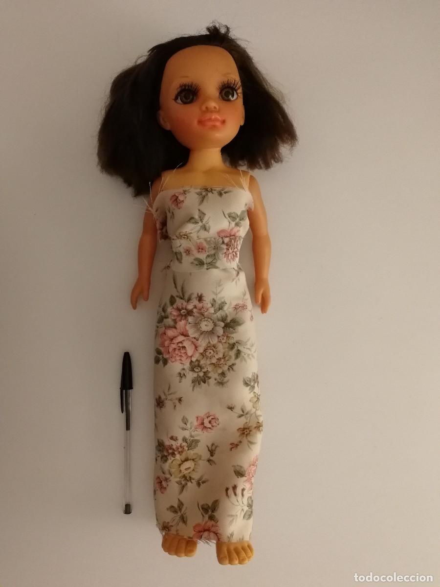 Mu&ntilde;ecas Nancy y Lucas: Mu&ntilde;eca - Nancy Famosa - vestida con un largo vestido de tirantes con estampado floral