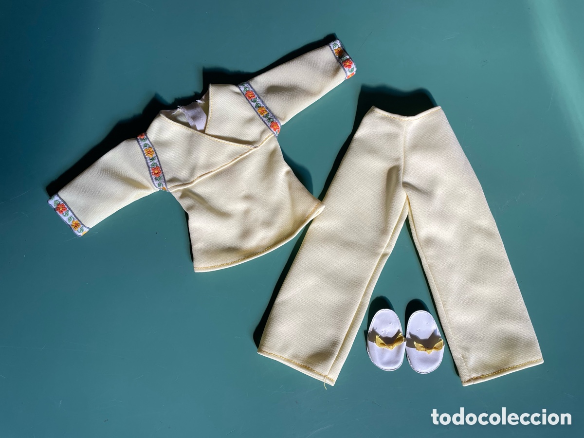 Mu&ntilde;ecas Nancy y Lucas: PIJAMA AMARILLO CON ZAPATILLAS. NANCY ORIGINAL