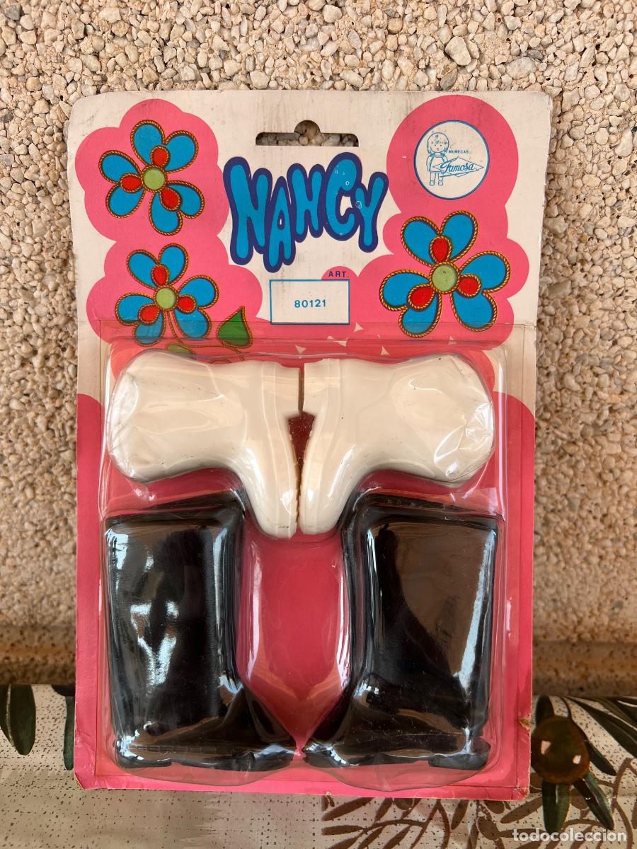 Mu&ntilde;ecas Nancy y Lucas: NANCY FAMOSA BLISTER BOTAS DE LLUVIA 80121