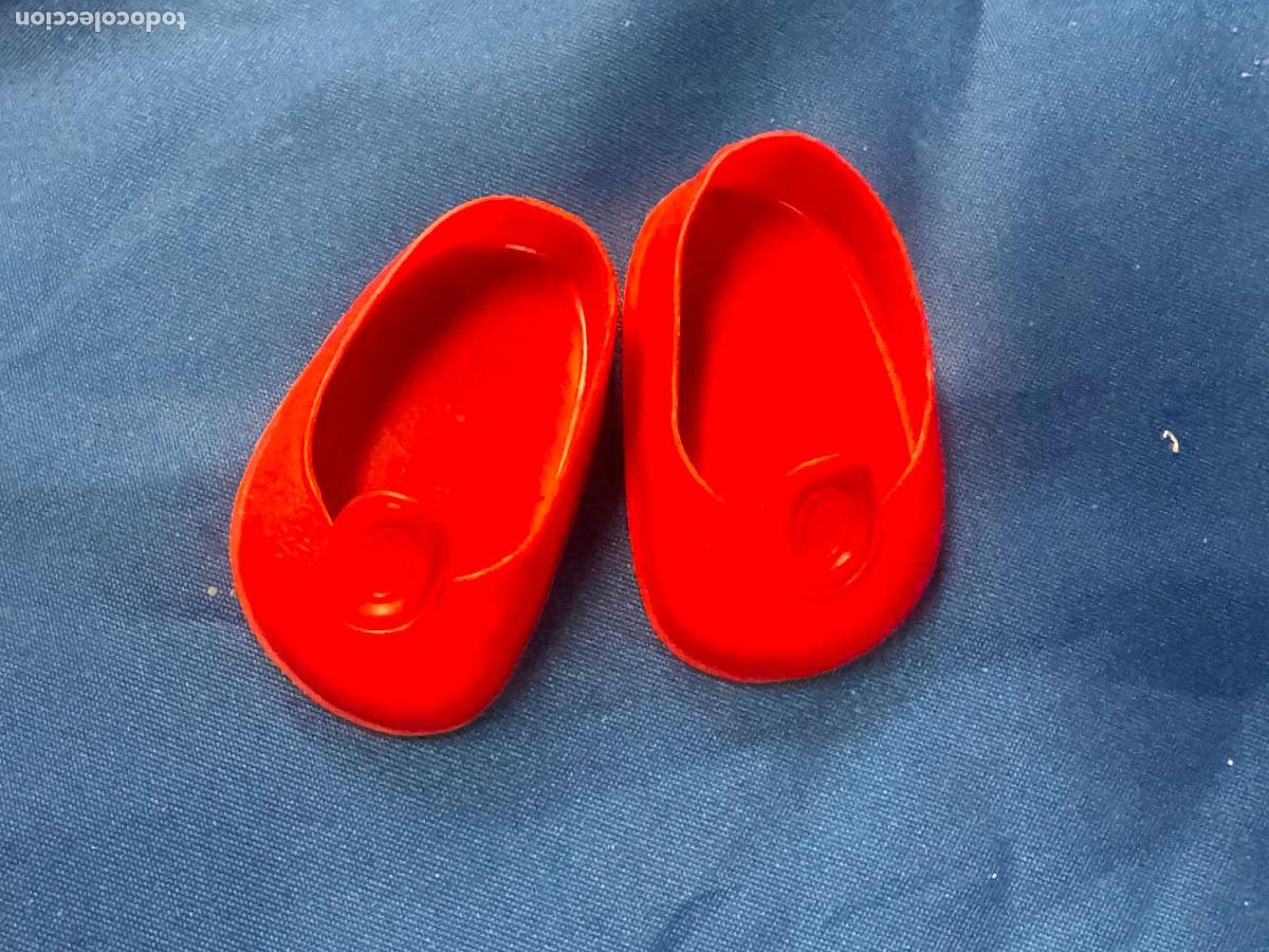 Mu&ntilde;ecas Nancy y Lucas: ZAPATOS ROJOS DE BOTON NANCY