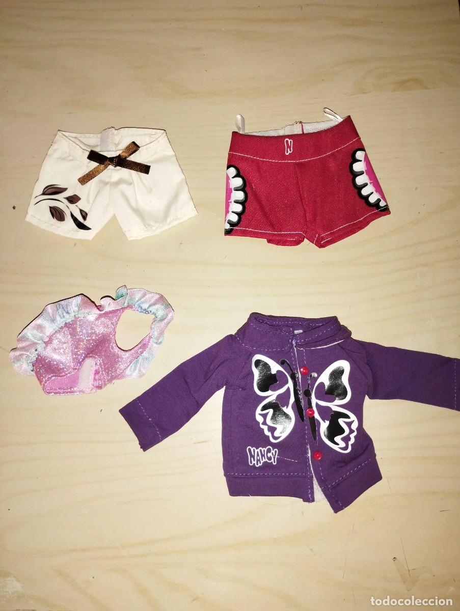 Mu&ntilde;ecas Nancy y Lucas: Lote de ropa, zapatos y perchas de Nancy