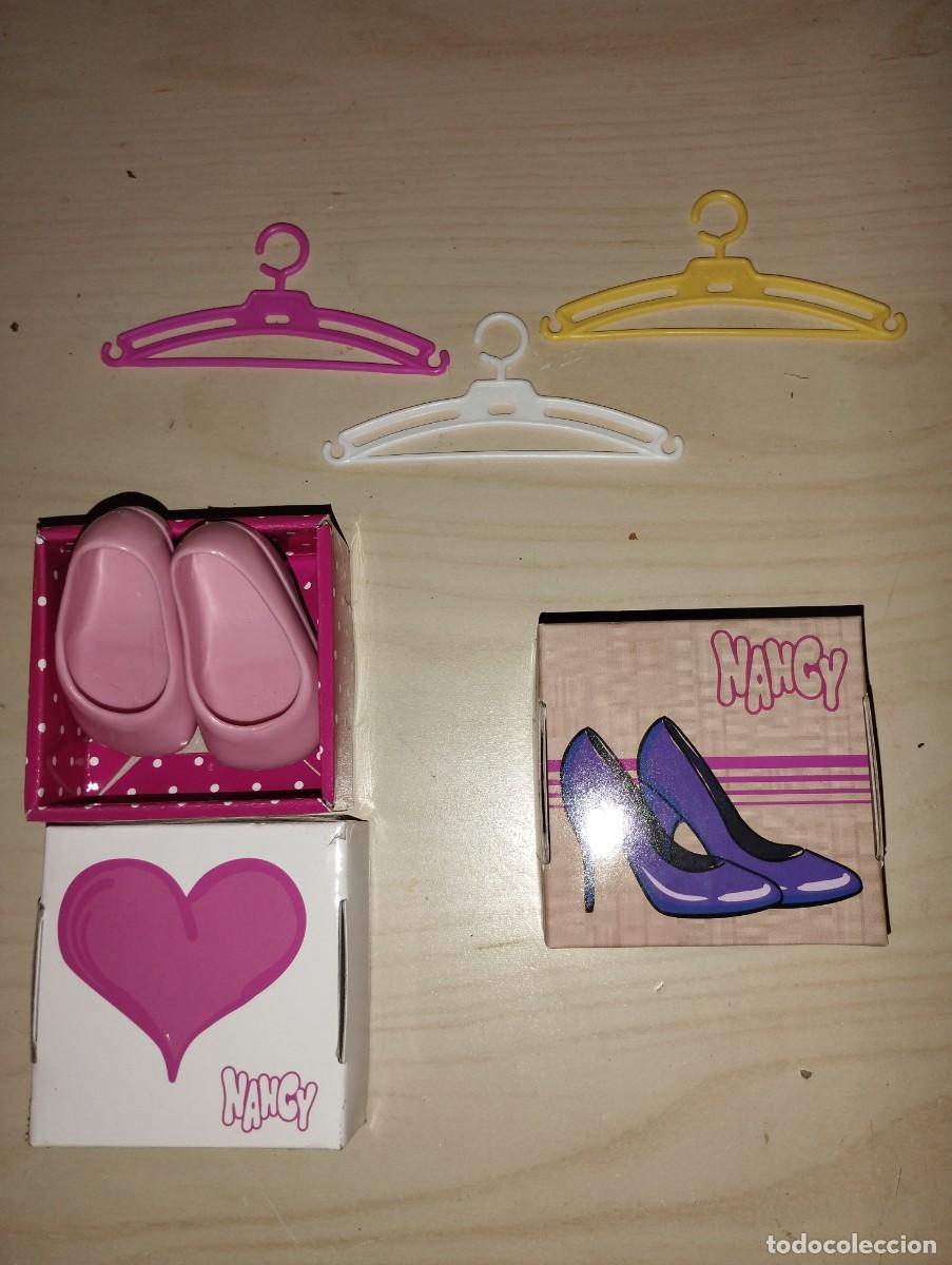 Mu&ntilde;ecas Nancy y Lucas: Lote de ropa, zapatos y perchas de Nancy - Foto 2