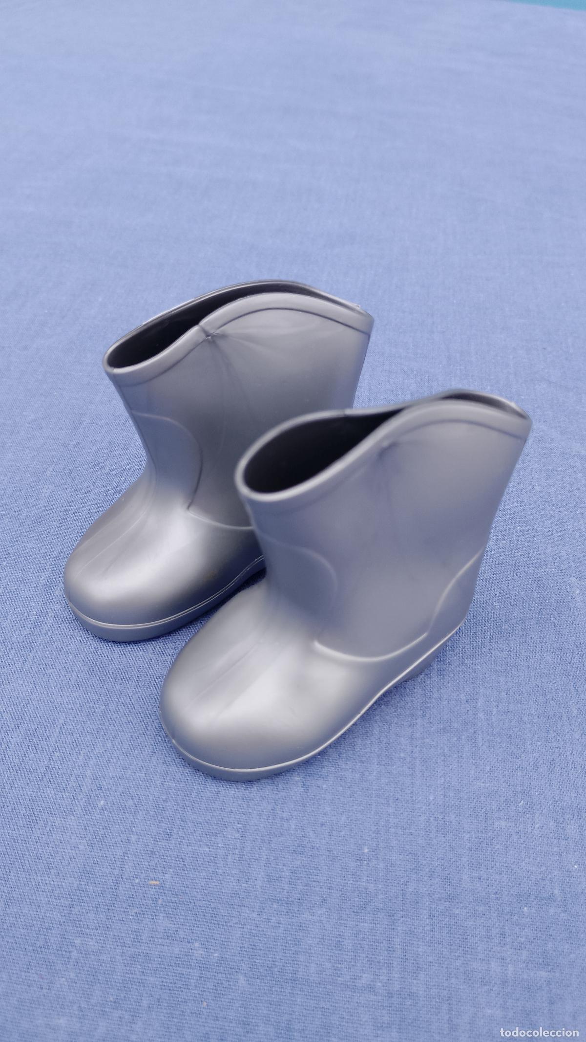 Mu&ntilde;ecas Nancy y Lucas: Antiguas botas plateadas de goma originales de mu&ntilde;eca Nancy de Famosa