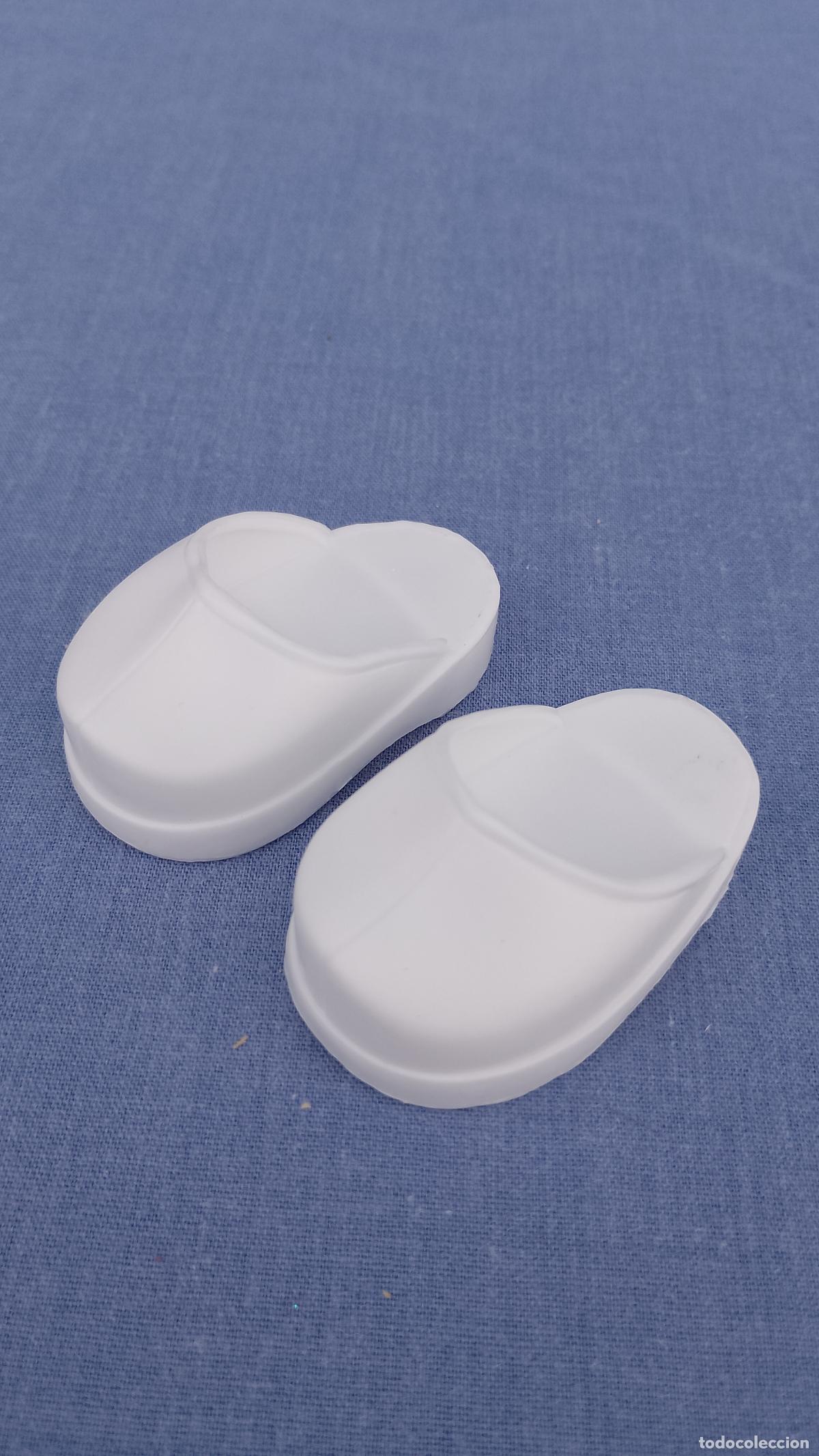 Mu&ntilde;ecas Nancy y Lucas: Antiguos zuecos blancos originales de mu&ntilde;eca Nancy de Famosa