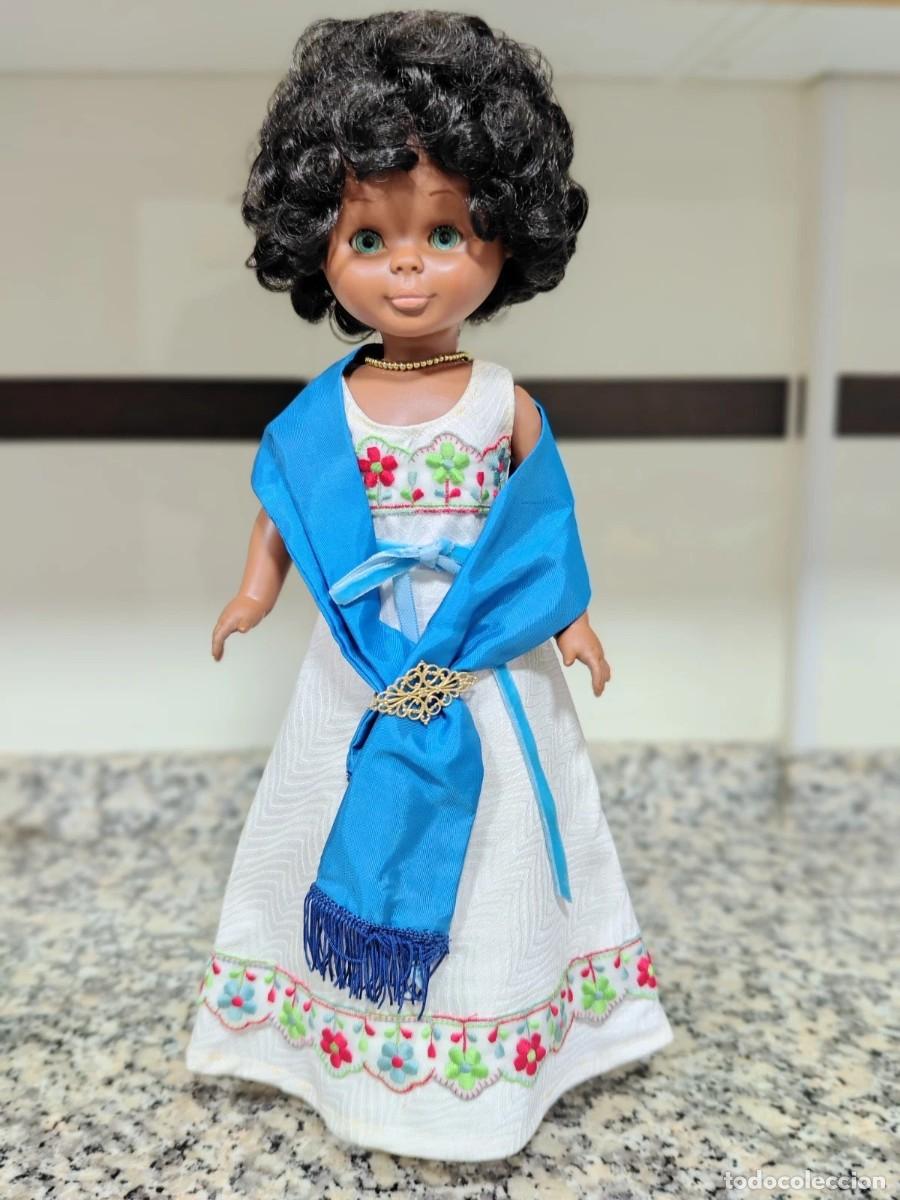 Mu&ntilde;ecas Nancy y Lucas: Nancy a&ntilde;os 70 con ba&uacute;l, vestido &rdquo;Chal&rdquo; y accesorios