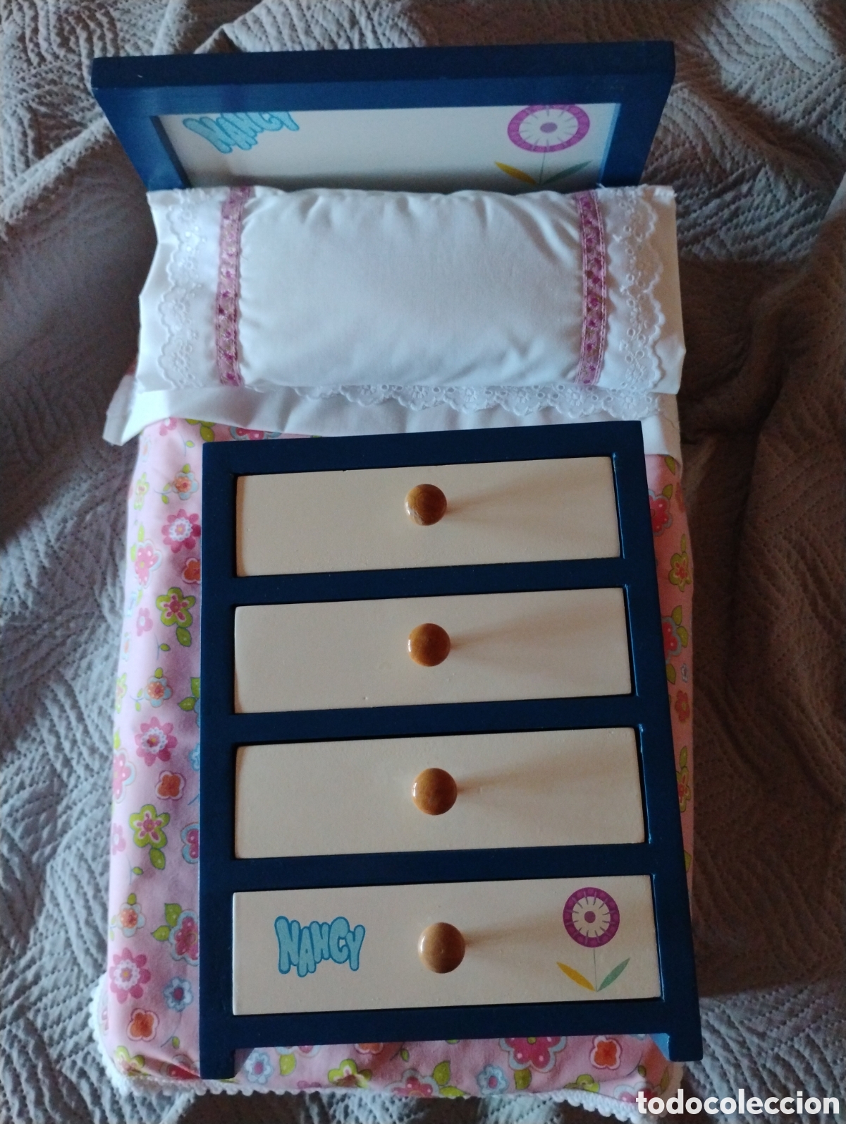 Mu&ntilde;ecas Nancy y Lucas: &diams;Lote Exclusivo Dormitorio de Madera Mu&ntilde;eca Nancy Cl&aacute;sica (Famosa/Quir&oacute;n) - Camita + Sinfonier