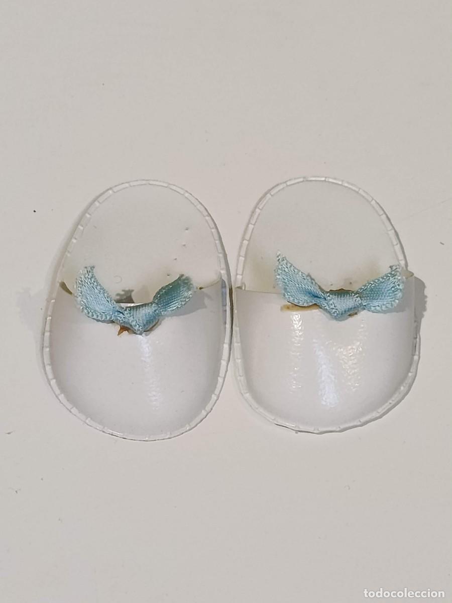 Mu&ntilde;ecas Nancy y Lucas: Zapatillas blancas con lazo azul rojos Nancy a&ntilde;os 70