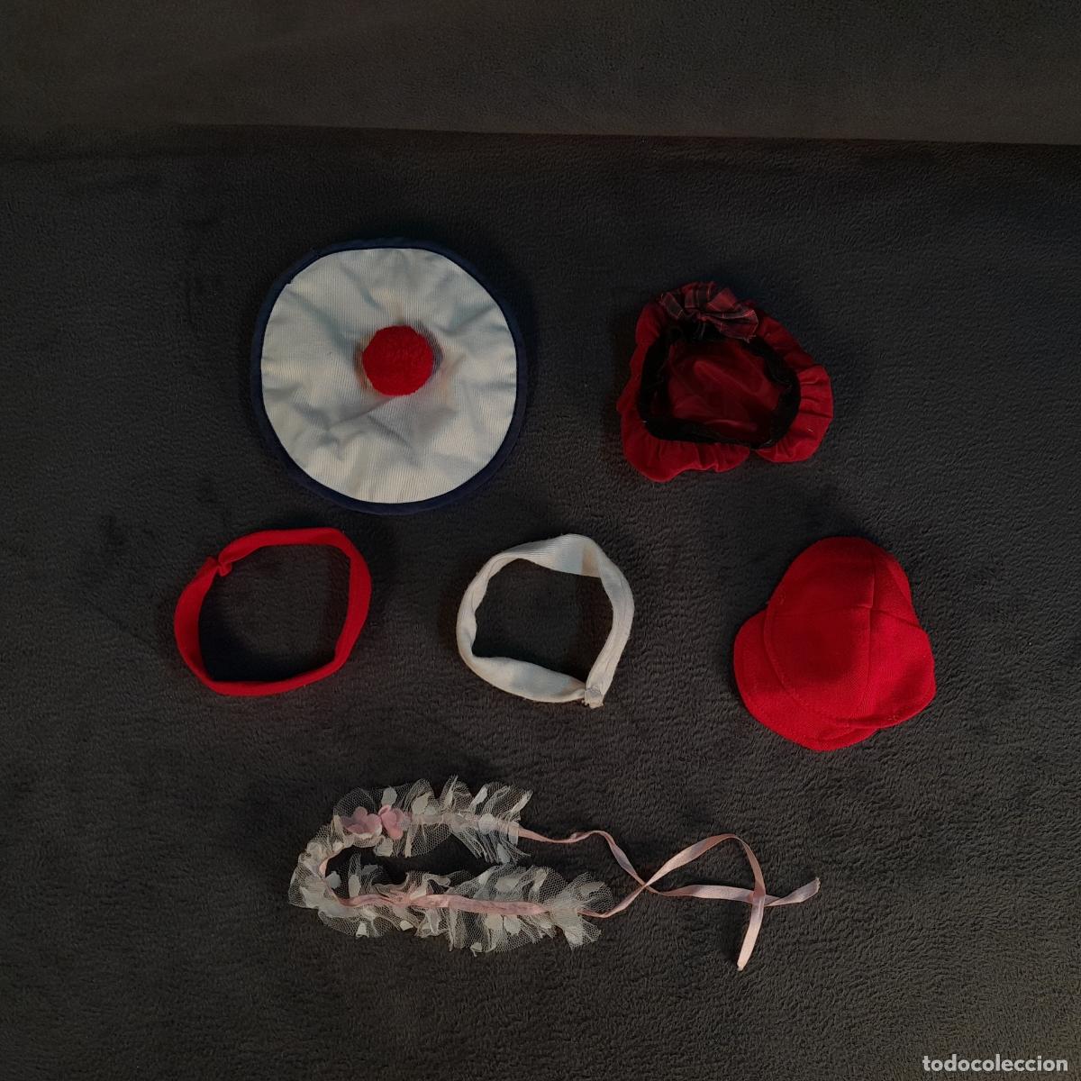 Poup&eacute;es Nancy et Lucas: 103. CONJUNTO DE COMPLEMENTOS Y ACCESORIOS TEXTILES PARA MU&Ntilde;ECAS. SIGLO XX.