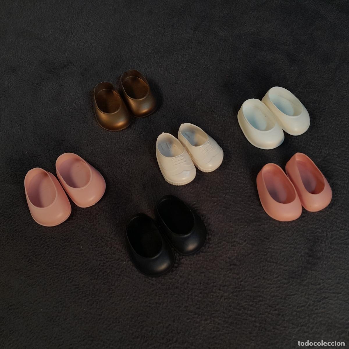 Bambole Nancy e Lucas: 102. LOTE DE ZAPATOS PARA MU&Ntilde;ECA, MARCA FAMOSA. SIGLO XX.