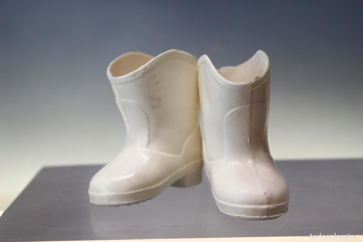 Mu&ntilde;ecas Nancy y Lucas: 01. Botas blancas de Nancy de Famosa. Originales, a&ntilde;os 70.