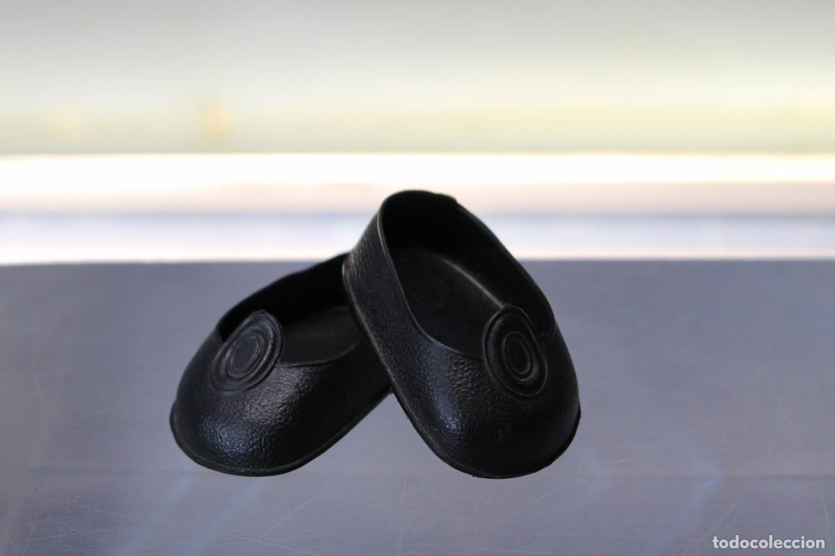 Mu&ntilde;ecas Nancy y Lucas: 02. Zapatos de bot&oacute;n negros de Nancy de Famosa. Originales, a&ntilde;os 70.