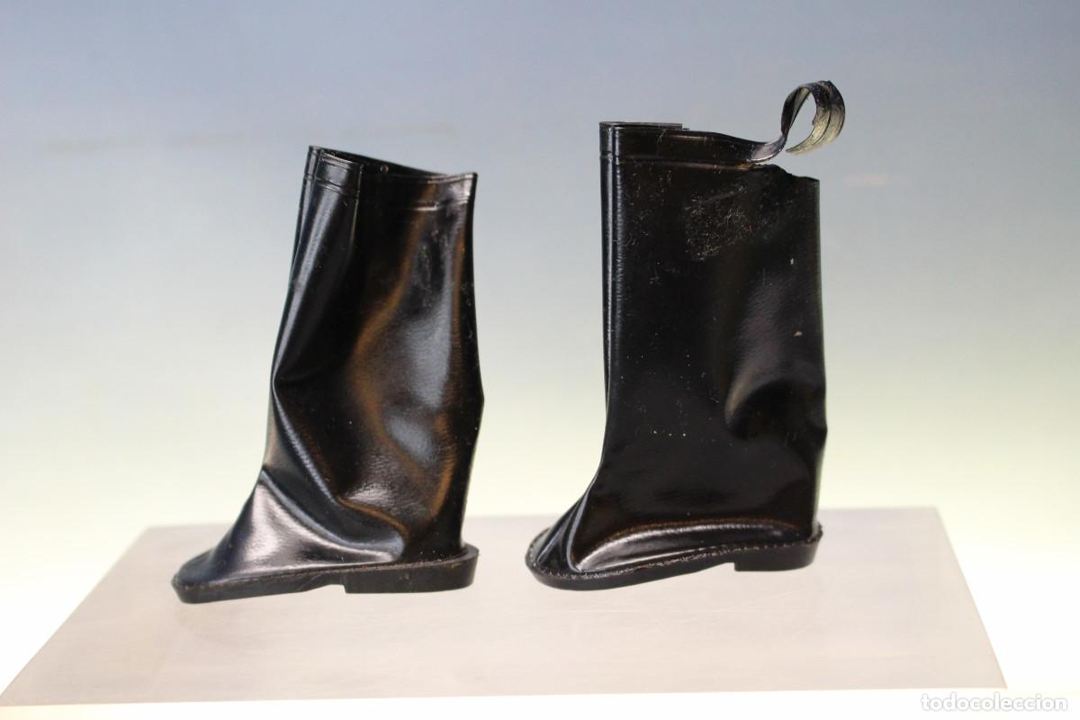Mu&ntilde;ecas Nancy y Lucas: 07. Botas negras Carnaby, Boulevard, Safari, Movak, Camel, Kenia de Nancy de Famosa.