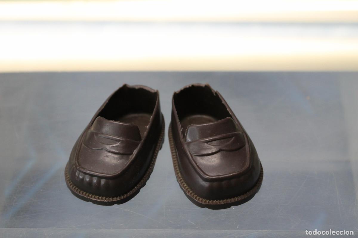 Mu&ntilde;ecas Nancy y Lucas: 08. Zapatos, mocasines marrones de Nancy de Famosa. Originales, a&ntilde;os 70.