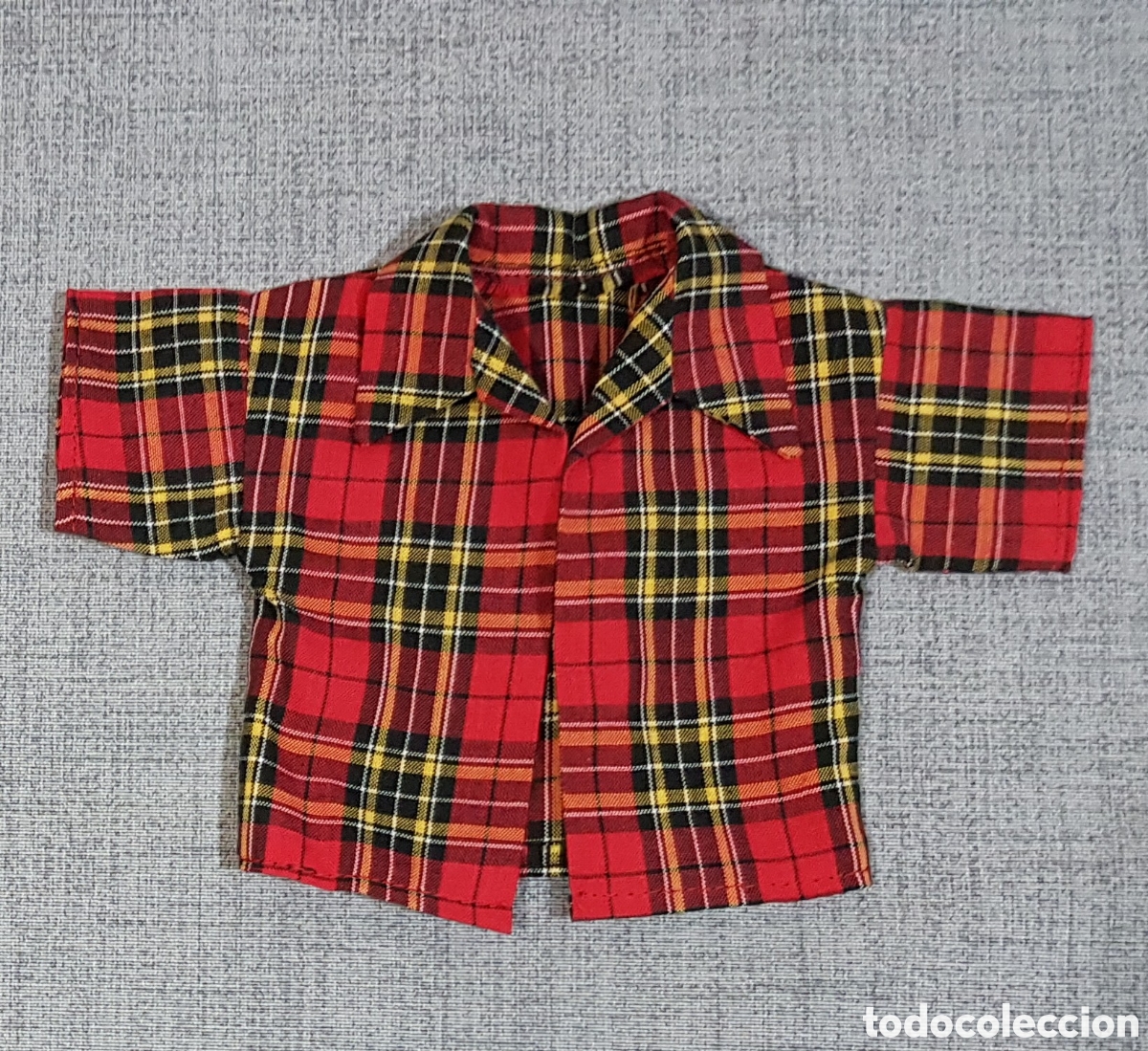 Mu&ntilde;ecas Nancy y Lucas: NANCY, CAMISA ROJA DE CUADROS. CON ETIQUETA.