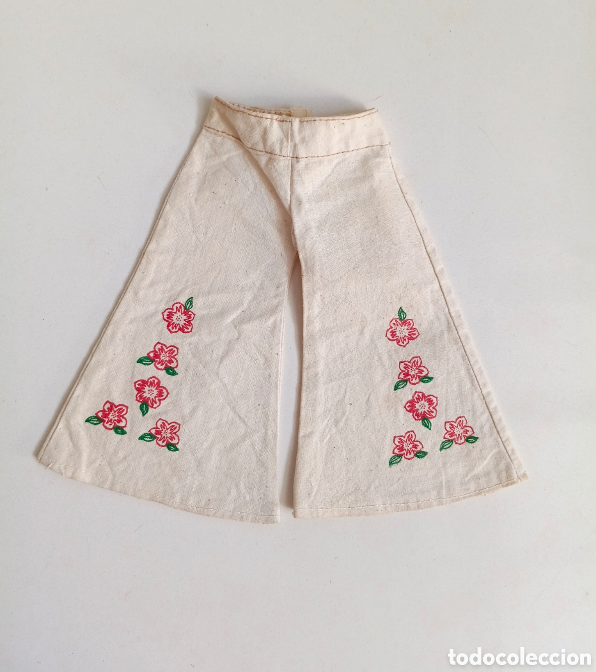 Mu&ntilde;ecas Nancy y Lucas: Nancy conjunto Hippy pantal&oacute;n blanco crudo de campana con flores a&ntilde;os 70 Famosa